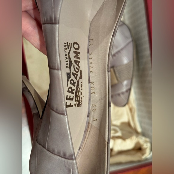 Authentic Salvatore Ferragamo pumps sz 6.5 - Picture 7 of 8
